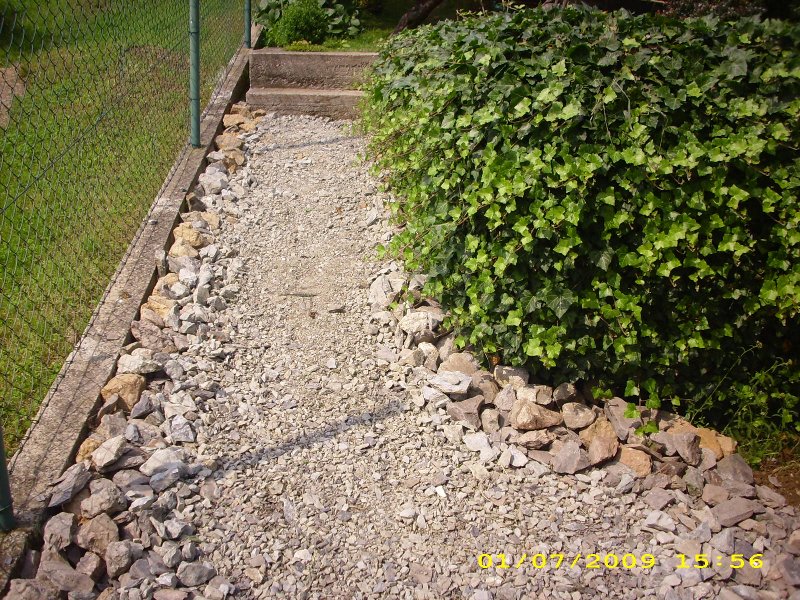 Štěrková zahradní cesta